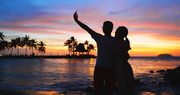 Σιλουέτα Του Ασιατικού Ζευγαριού Λάβει Selfie Και Αγκαλιάζονται Στην Παραλία — Φωτογραφία Αρχείου