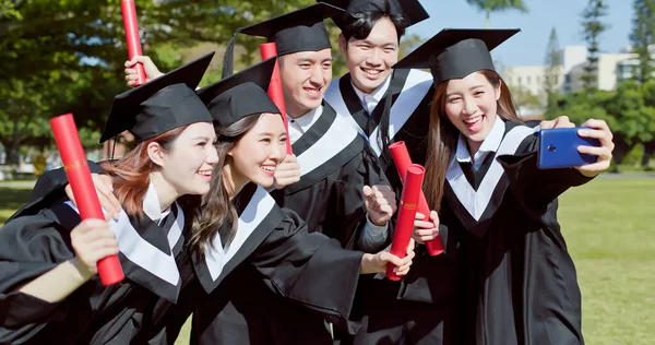 Csoport Boldog Végzős Diákok Használja Mobiltelefon Hogy Képet Együtt — Stock Fotó
