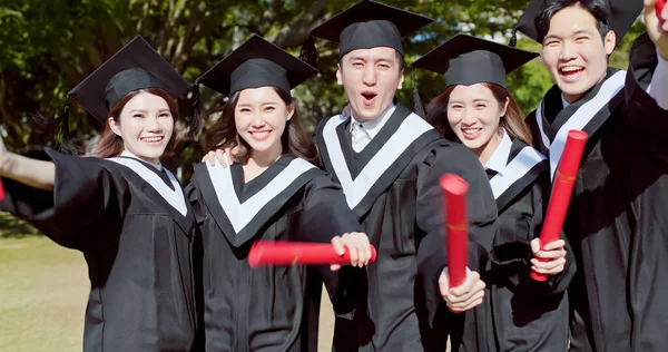 Grupo Estudiantes Graduados Felices Tomar Fotos Juntos Sonreír — Foto de Stock