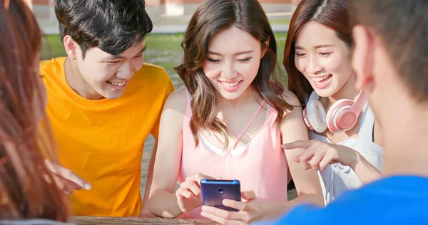 快乐的亚洲青少年在智能手机上分享一个有趣的App 他们感到非常高兴 — 图库照片