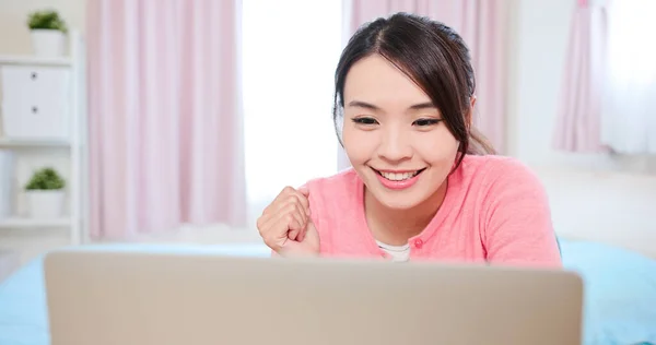 Asian Businesswoman Has Meeting Online Discuss Issue Concentrately Home — Stock Photo, Image