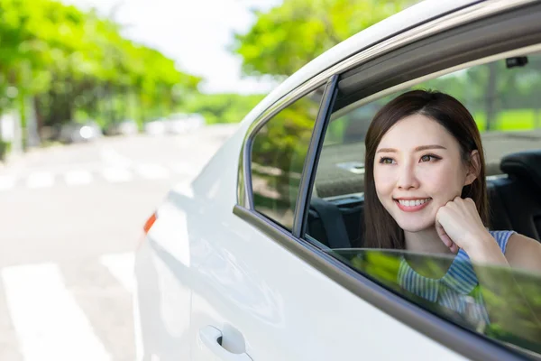 Aziatische Succesvolle Zakenvrouw Pendelen Met Taxi Kijken Door Het Raam — Stockfoto