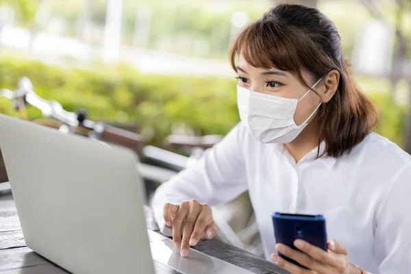Asiatiska Affärskvinna Bära Ansiktsmask Och Använda Laptop För Att Arbeta — Stockfoto