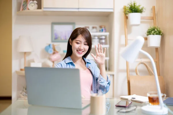 远程工作的概念 亚洲女商人在家里用笔记本电脑参加视频会议 — 图库照片