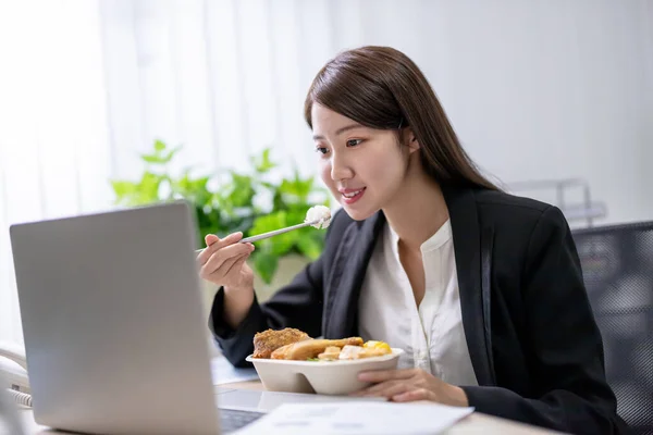 Asyalı Genç Kadın Ofiste Çalışırken Yemeğini Tapyoka Çayını Yiyor — Stok fotoğraf