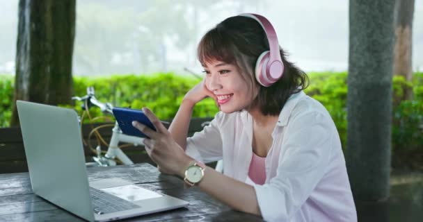 Estudiante ver vídeo en el teléfono — Vídeos de Stock