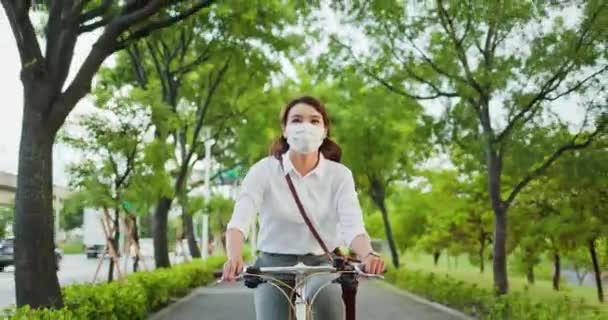 自転車で通学するアジア人女性 — ストック動画
