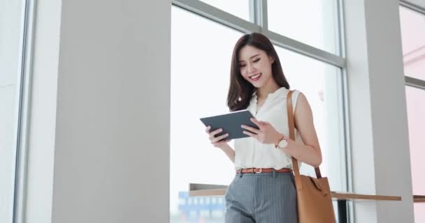 Asiatique femme utiliser numérique tablette — Video