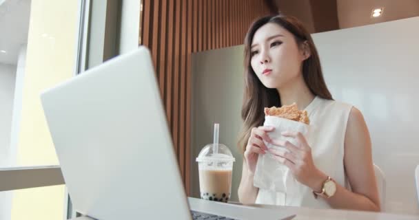 Nő eszik munka közben — Stock videók