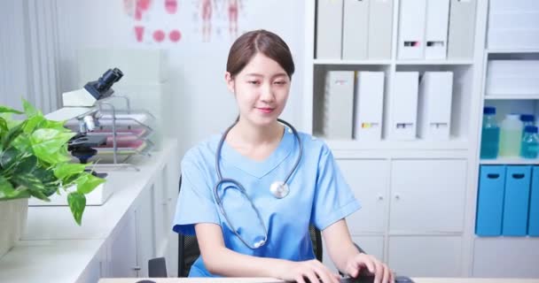 Asiático médico sonrisa a usted — Vídeo de stock