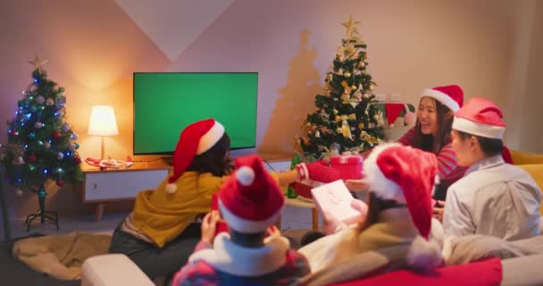 Amigos assistir TV enquanto o Natal — Vídeo de Stock