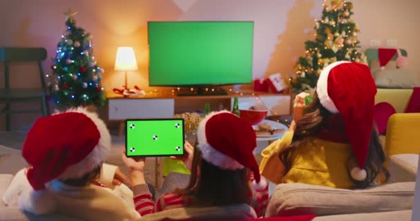 Ženy se dívají na televizi, zatímco Vánoce — Stock video