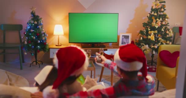 Coppia guardare la TV mentre Natale — Video Stock