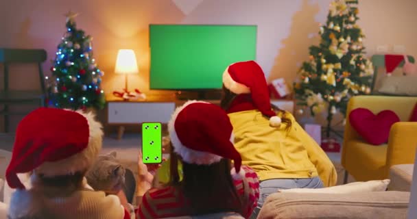 Le donne guardano la TV mentre Natale — Video Stock