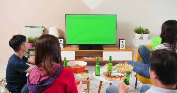 Amigos ver televisión de pantalla verde — Vídeos de Stock