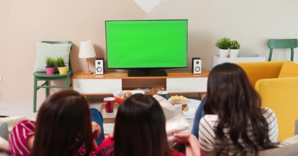 Три женщины смотрят зеленый телевизор — стоковое видео