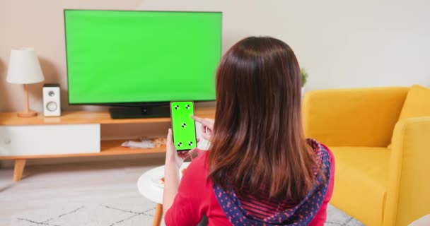 Green screen TV and smartphone — Stock Video