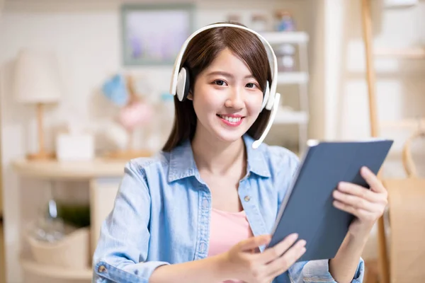 Жінка Азії Носить Навушники Посміхається Цифровою Табличкою Вдома — стокове фото
