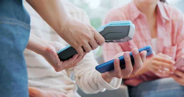 Mobilna Koncepcja Płatności Zbliżenie Człowieka Płaci Rachunki Telefonicznie Systemu Kart — Zdjęcie stockowe