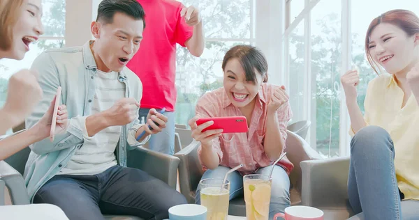 아시아 여성이 카페에 친구들과 스마트폰으로 게임을 있습니다 — 스톡 사진