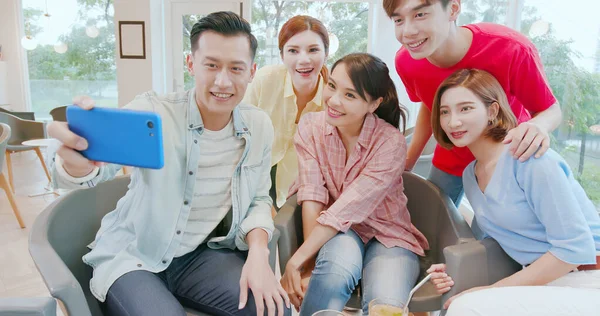 Ázsiai Fiatal Barátok Csinál Szelfi Együtt Kávézóban Boldog — Stock Fotó