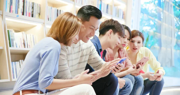 Asiático Jovens Amigos Compartilhar Interessante Aplicativos Telefone Inteligente Livraria Feliz — Fotografia de Stock