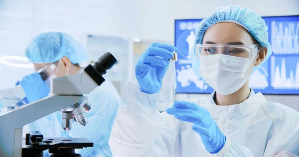 Asiatisches Wissenschaftlerteam Über Hautpflege Und Kosmetikprodukte Wissenschaftslabor — Stockfoto