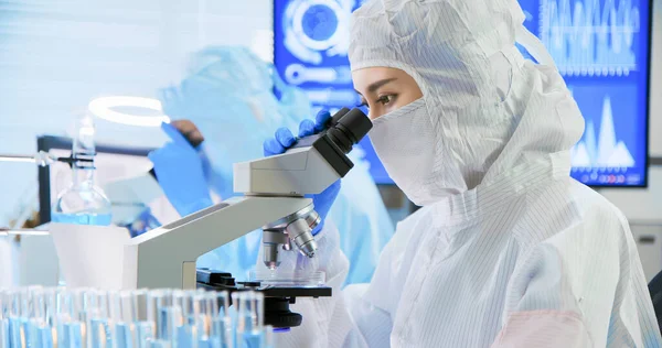 Aziatische Biotechnologie Onderzoeksteam Dragen Cleanroom Kleding Voeren Experimenten Het Laboratorium — Stockfoto