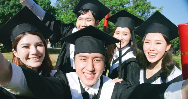 Primer Plano Grupo Felices Graduados Estudiantes Utilizan Teléfono Móvil Para — Foto de Stock