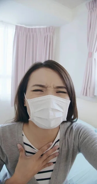 Teletıp Konsepti Maske Takan Asyalı Bir Kadının Dikey Görüntülü Sohbeti — Stok fotoğraf