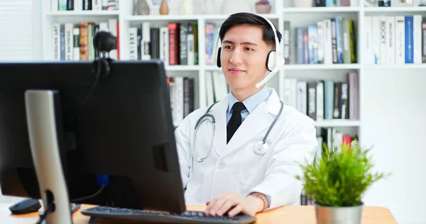 Conceito Telemedicina Asiático Médico Masculino Falar Com Paciente Sobre Sintoma — Fotografia de Stock