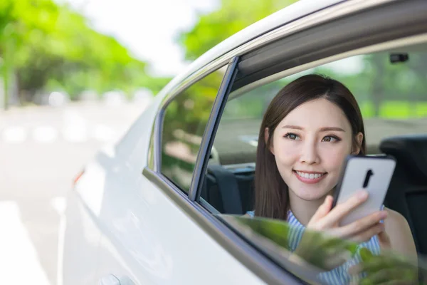 Asiatisk Vellykket Forretningskvinne Bruker Smarttelefon Bilen Ser Vinduet – stockfoto