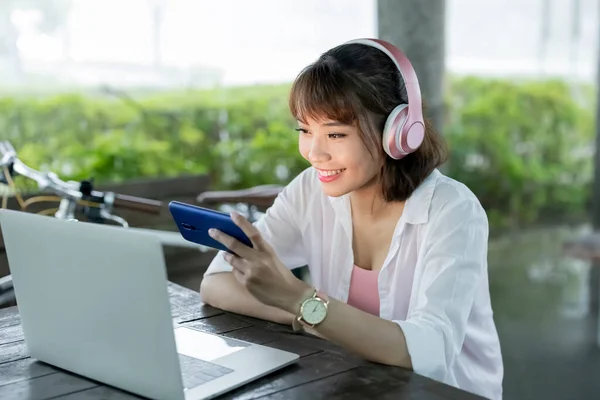 Asiático Mulher Estudante Usar Fone Ouvido Jogar Jogo Móvel Com — Fotografia de Stock