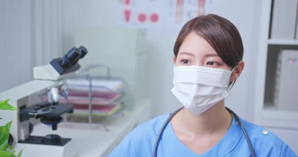 Asiatische Arzt schauen zu Ihnen — Stockvideo