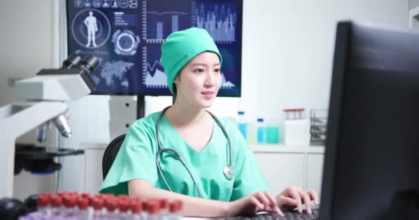アジアの医者が笑顔で — ストック動画