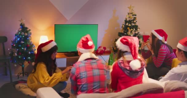 Amigos ver la televisión mientras Navidad — Vídeo de stock