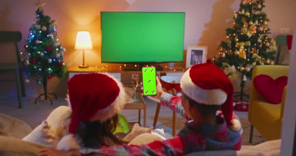 Pareja ver televisión mientras Navidad — Vídeos de Stock