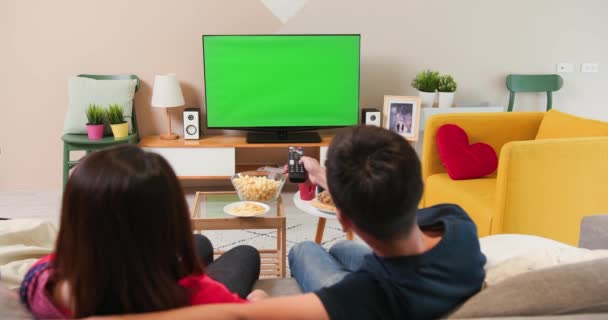 Couple regarder écran vert TV — Video