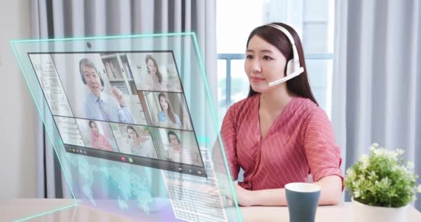 Kvinna arbetar på transparent dator — Stockvideo
