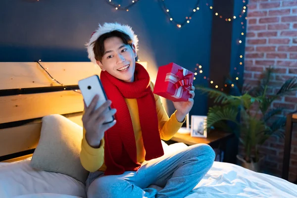 Asiatico Giovane Uomo Indossa Sciarpa Natale Cappello Avendo Video Chat — Foto Stock