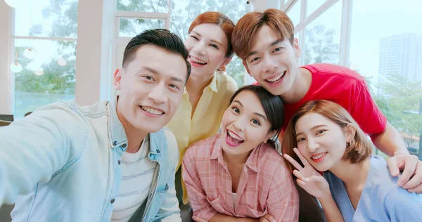 Asiatico Giovani Amici Prendere Selfie Insieme Caffè Negozio Felicemente — Foto Stock