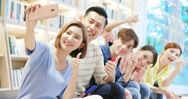 Asiatico Giovani Amici Prendere Selfie Libro Negozio Felicemente — Foto Stock