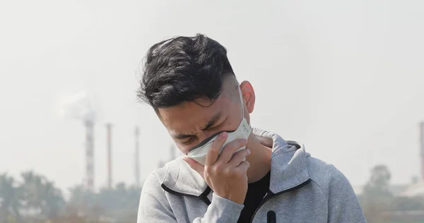 Asiate Hustet Und Trägt Schutzmaske Weil Luftverschmutzung Vor Fabrik Steht — Stockfoto