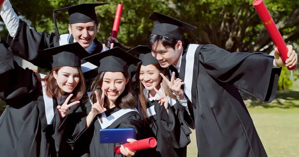 Groupe Heureux Étudiants Diplômés Utilisent Téléphone Mobile Pour Prendre Des — Photo