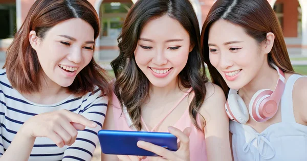 Tři Asijské Mladé Studentky Hrají Spolu Mobilní Hru — Stock fotografie