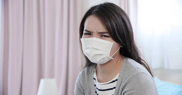 Asyalı Kadın Yüz Maskesi Takıyor Kendini Çok Rahatsız Hissediyor — Stok fotoğraf