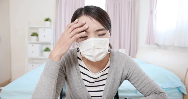 テレメディシンの概念 アジアの女性患者は ビデオチャットで医師に彼女の健康状態を相談し 彼女は頭痛を持っています — ストック写真