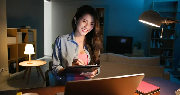 Asyalı Kadını Akşamları Bilgisayar Kullanır Evde Çalışır — Stok fotoğraf