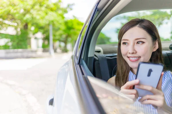 Asiatisk Vellykket Forretningskvinne Bruker Smarttelefon Bilen – stockfoto