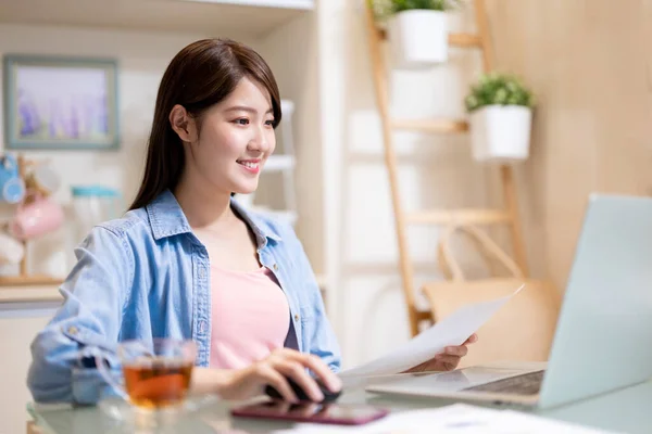 Aziatisch Zakenvrouw Maakt Gebruik Van Laptop Computer Smartphone Thuis Werken — Stockfoto